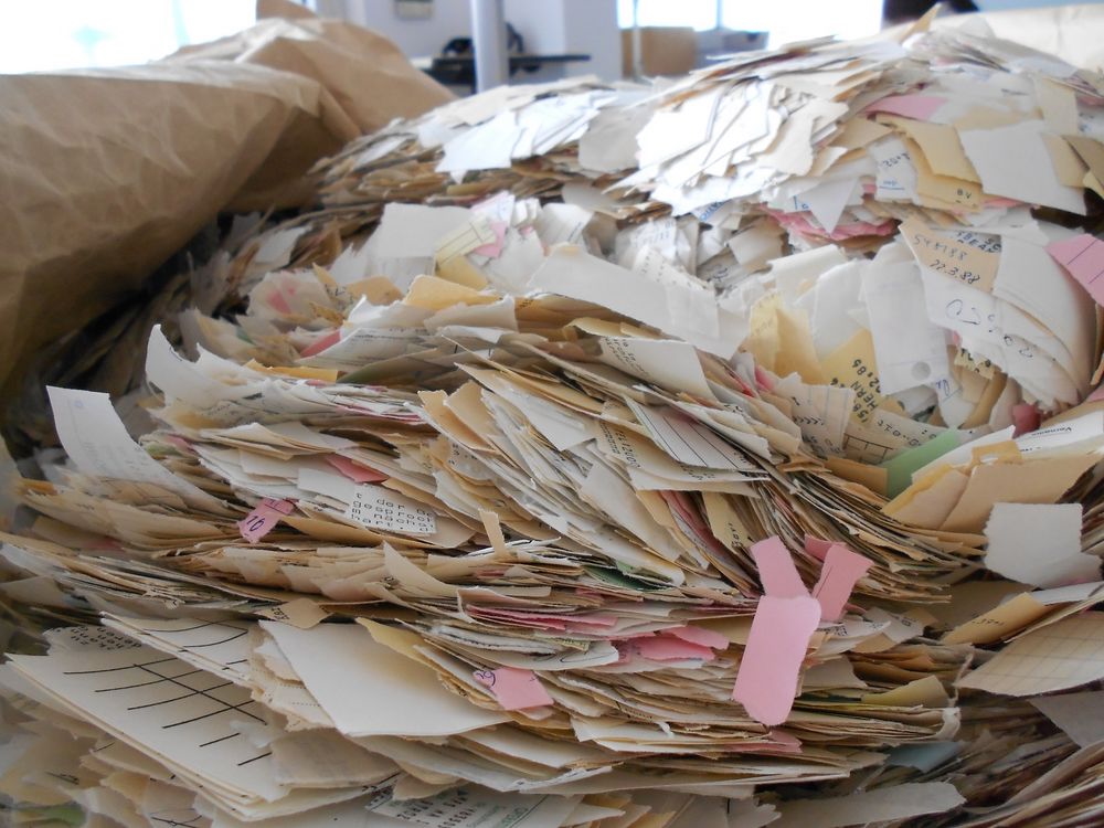 東德垮台後，共發現約1萬6000袋被史塔西人員親手撕毀的檔案。圖片來源：BArch德國聯邦檔案館