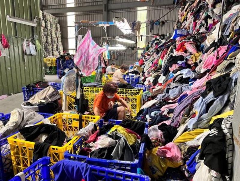 實現「衣服變衣服」循環鏈 環保署擬補助舊衣回收廠智慧化