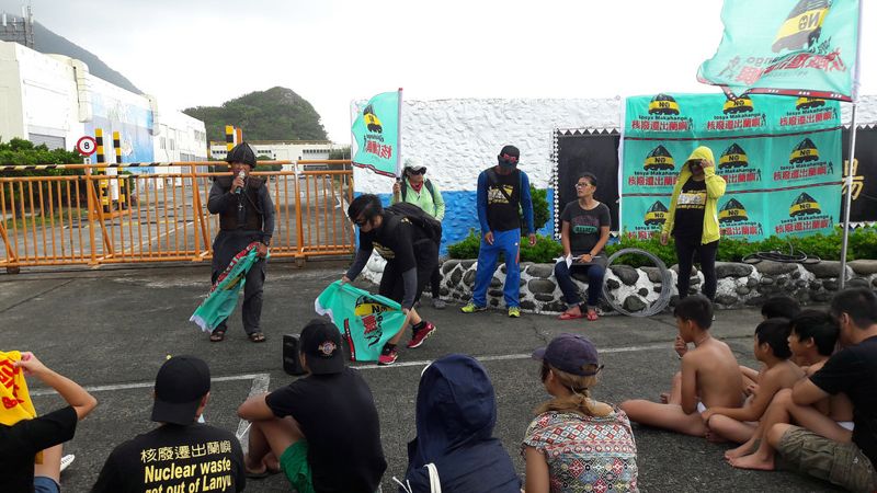 蘭嶼全島竪反核廢旗 拒絕政府道歉 要求具體推動遷出核廢