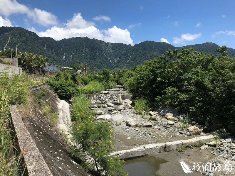 家離水邊那麼近 被水泥化惡整的野溪