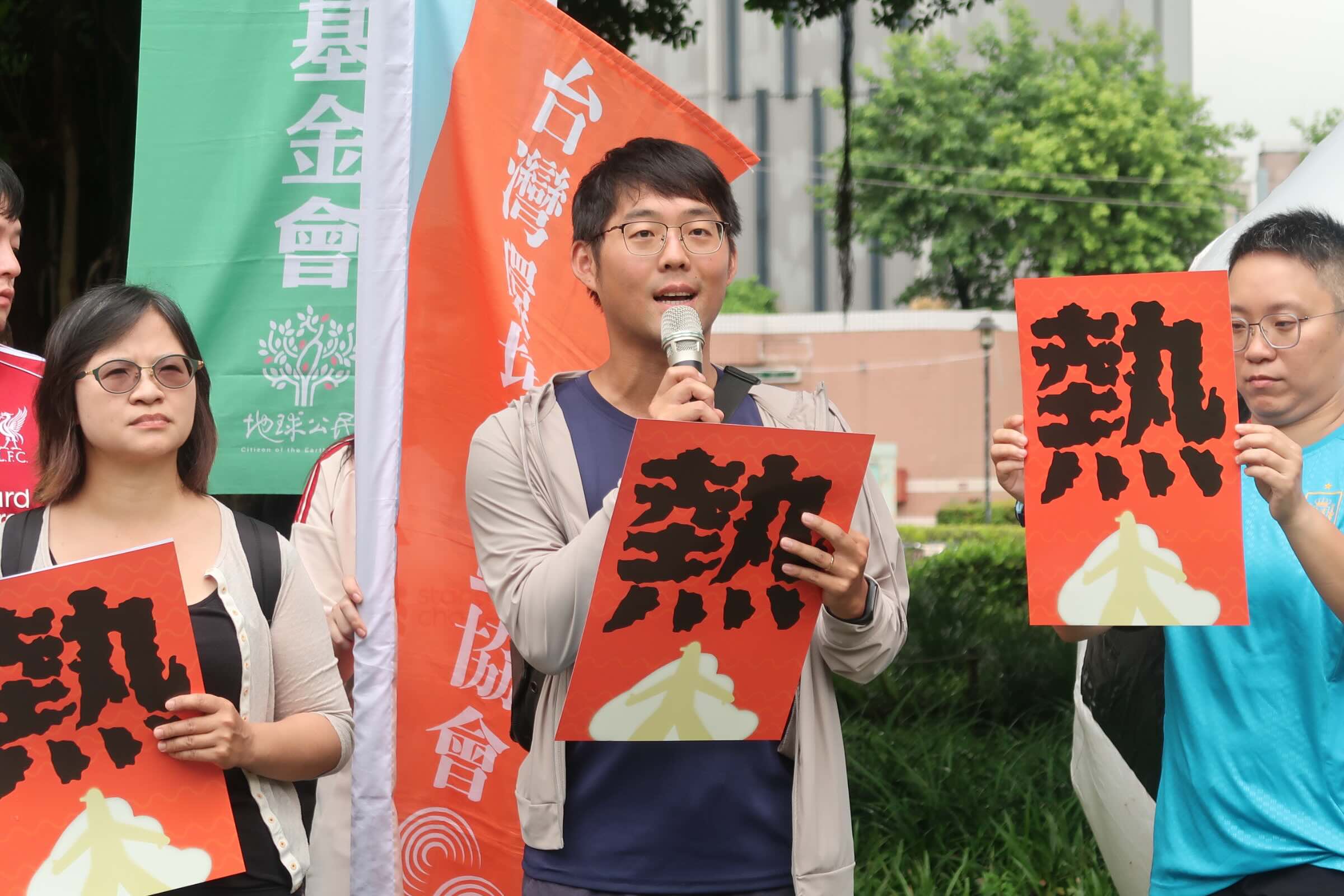 台灣河溪網協會秘書長鄒明軒表示,社會應捨棄與河爭地的舊思維,並學習與自然共存、辨識淹水風險。攝影:林昱妍