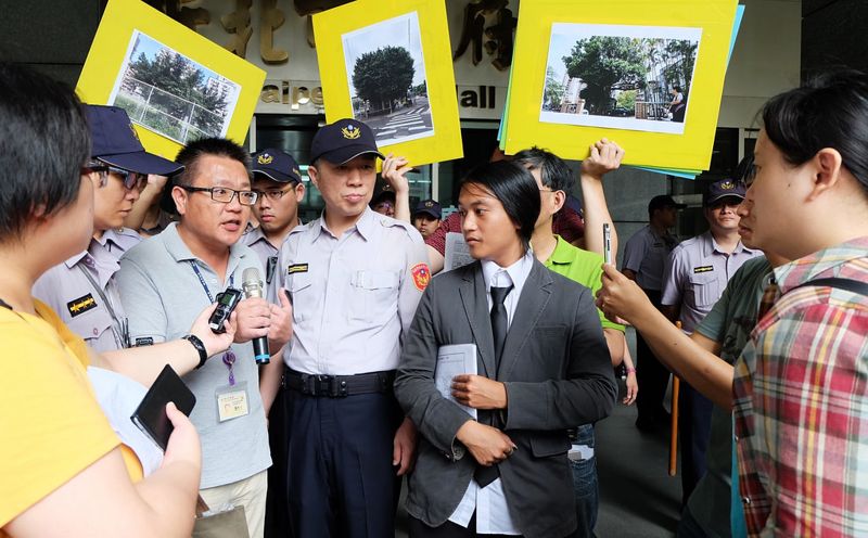 被新北樹保委員會拒門外 民團怒批黑箱
