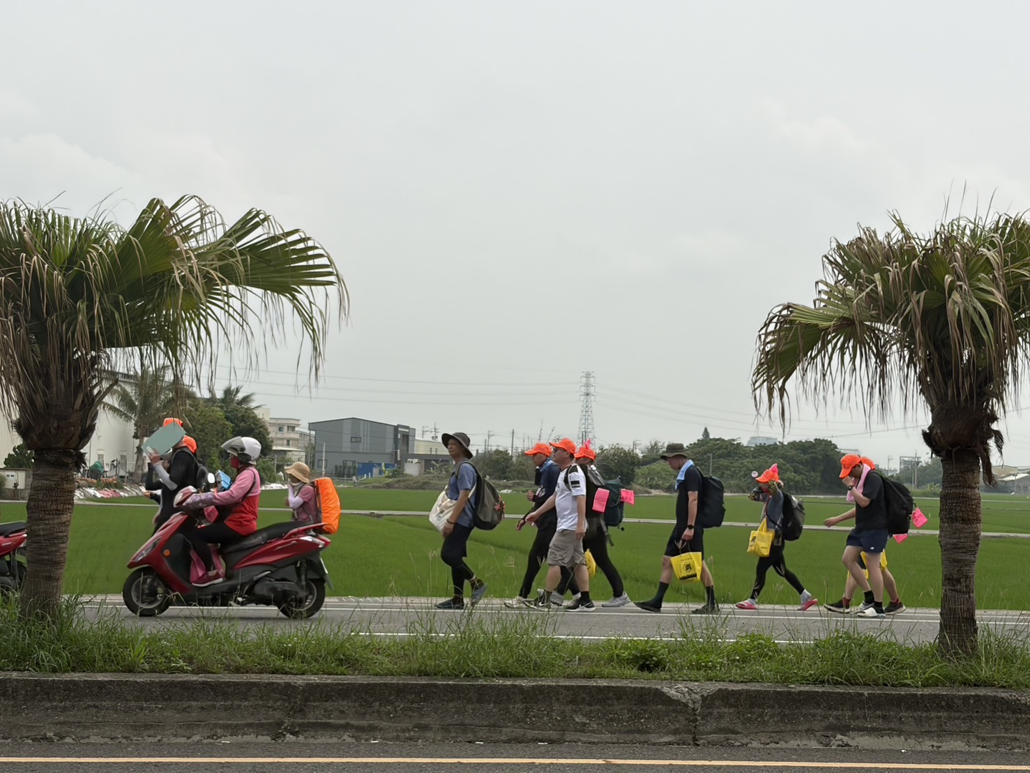 香燈腳在高溫下長途跋涉。綠色和平建議未來規劃友善休息點，提供洗手、洗餐具與降溫的基本設施。圖片提供：綠色和平