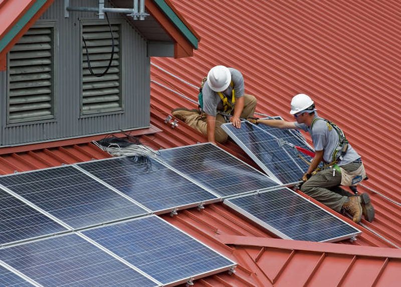 屋頂施工步步當心 太陽能板工安問題開始受重視