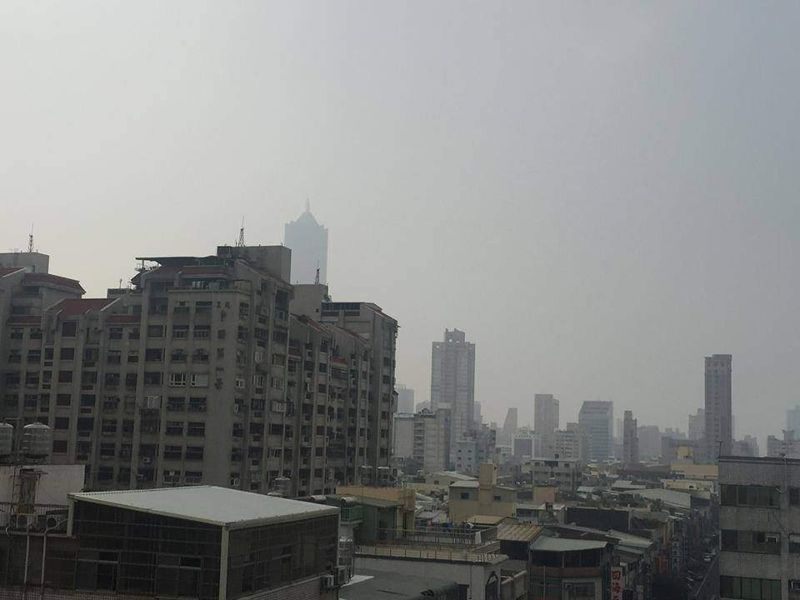 霧霾籠罩、八五大樓消失 環團批「高屏空污總量管制」騙很大