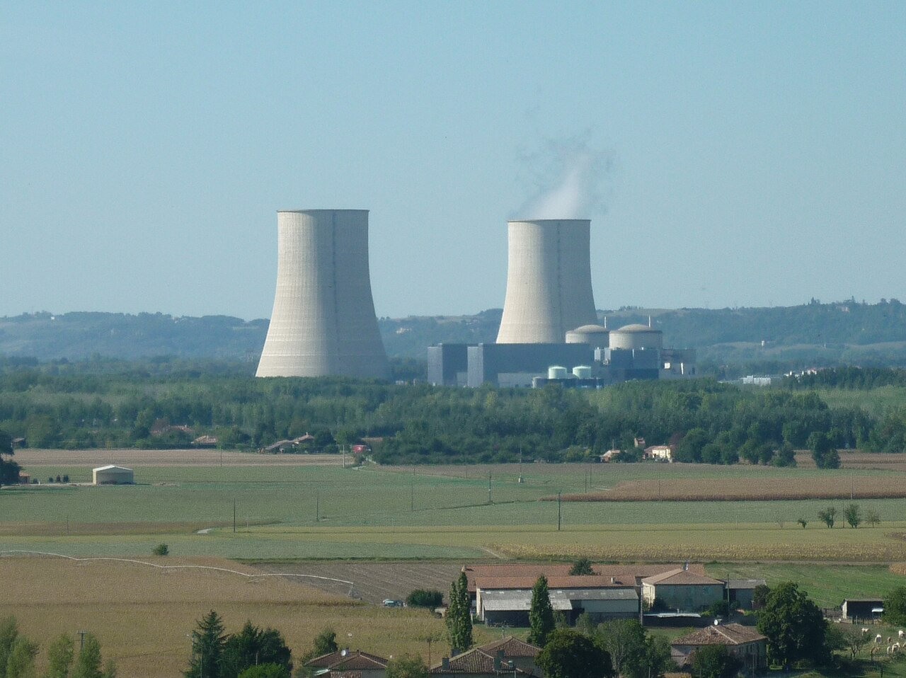 今年6月,法國西南部的戈費契(Golfech)核電廠因河流水溫過高而被迫降載。圖片來源:Clicgauche(CC BY-SA 3.0)