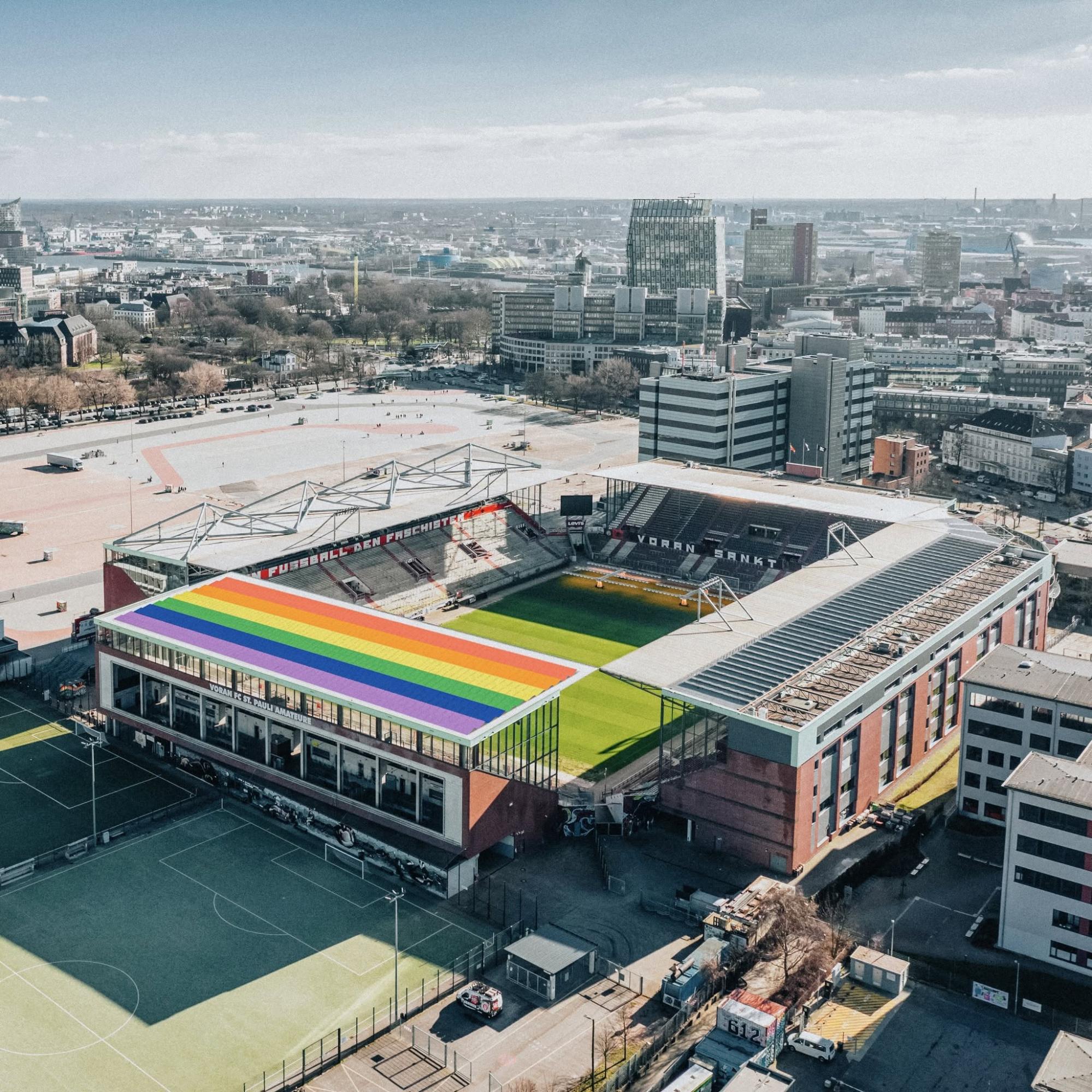 德國的聖保利(FC St. Pauli)球場北看台的屋頂,裝上了全球第一座彩虹色太陽能板。圖片來源:擷取自FC St. Pauli臉書