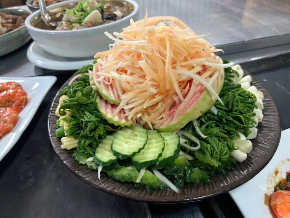林鳳廷將原本西式沙拉使用的蘿蔓、生菜，全部改成阿美族野菜。圖片來源：林鳳廷 提供