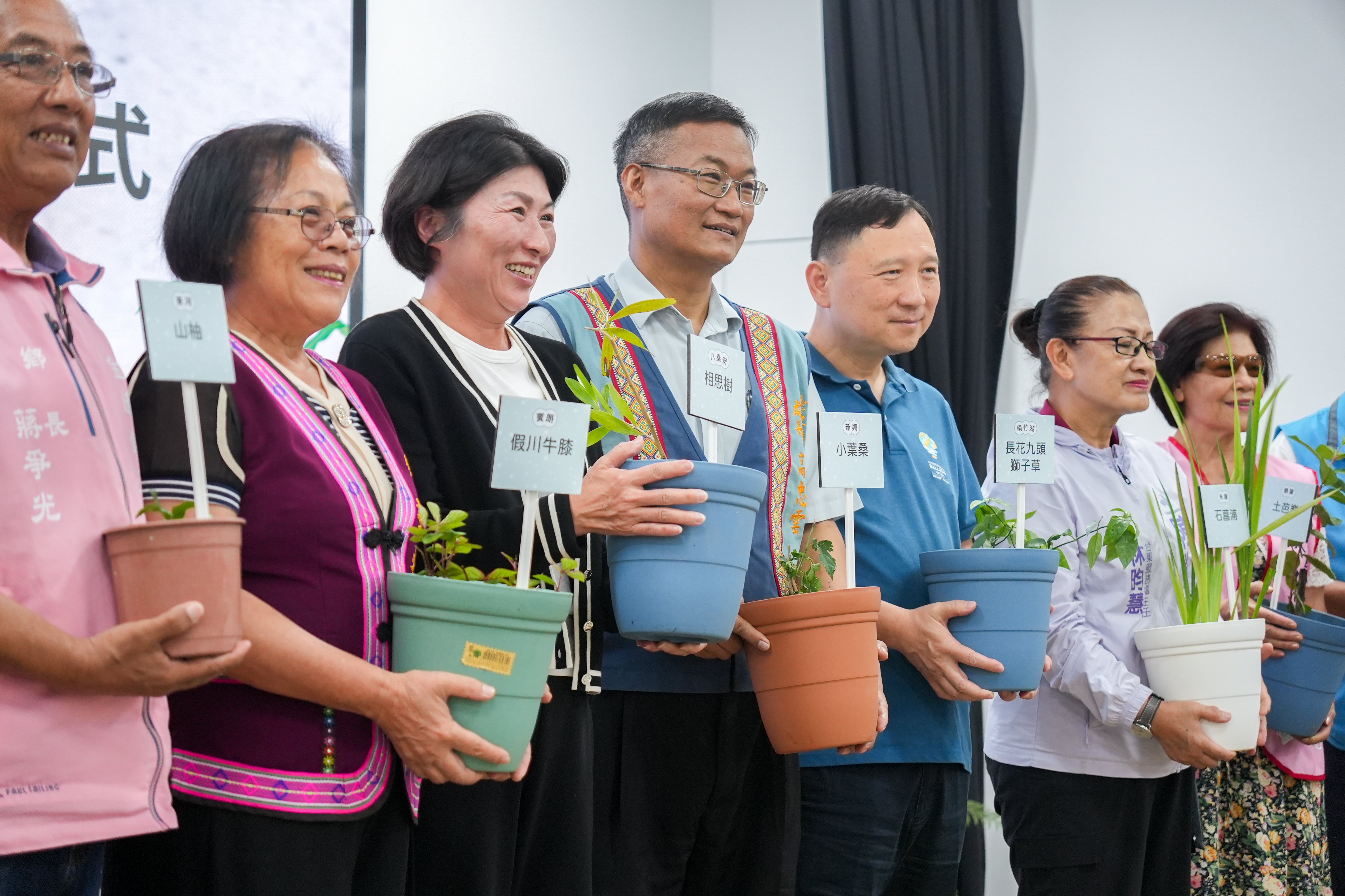 台東縣政府原住民族行政處處長高忠雲表示,《原來,你醫植都在》不只是一本植物圖鑑,更希望透過長者生命經驗與部落知識,重新建立人與土地、文化與照護之間的連結。圖片來源:台東縣政府提供
