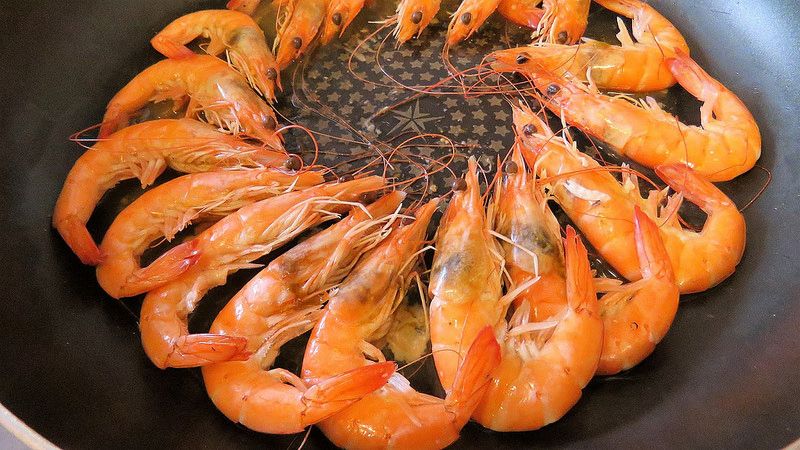 重鹹海水養白蝦 成龍「鹽」選白蝦上桌
