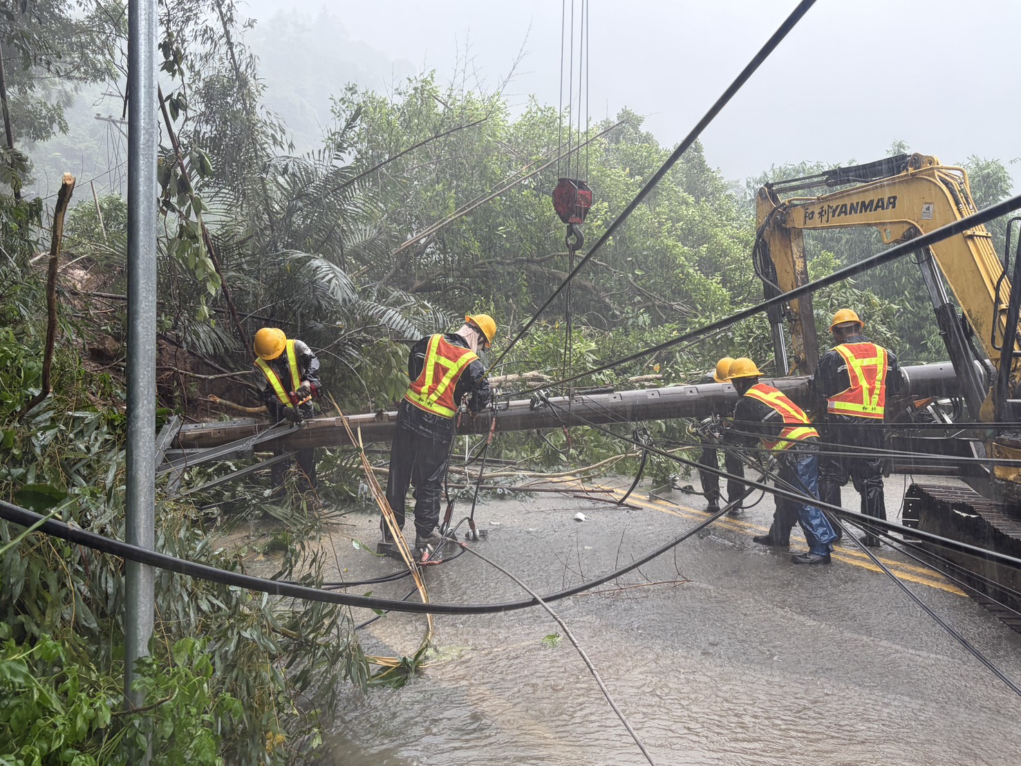 苗栗縣南庄鄉豪雨導致土石崩落，台電人員搶修倒斷電桿。圖片來源：台電提供
