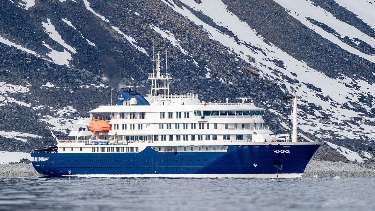 洪迪斯號（MV Hondius）自阿根廷啟航後，傳出漢他病毒安地斯型群聚事件，多名乘客死亡、染病或出現症狀。圖片來源： Stefan Brending（CC BY-SA 3.0 DE ）