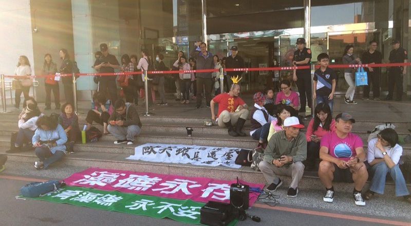 環團桃市府靜坐 大潭藻礁「暫定自然地景」何時才有結果？