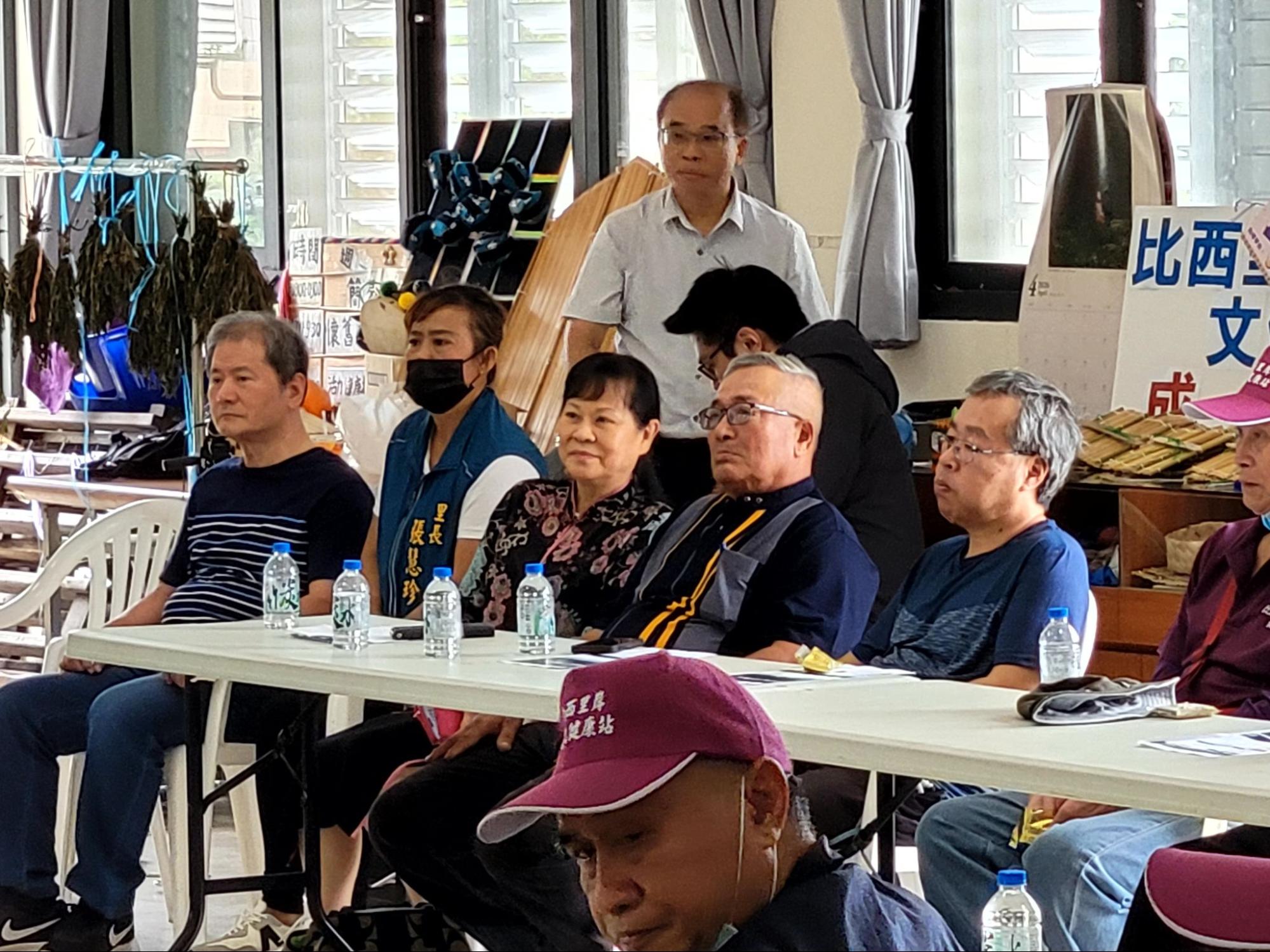 滿地富公司負責人洪英玉（左三）全程不發一語。攝影：陽雨山