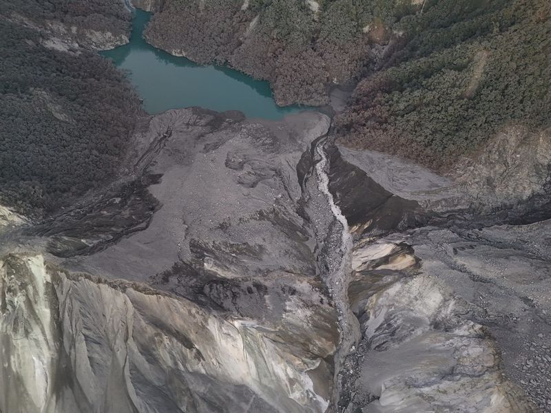 馬太鞍堰塞湖蓄水再降 農田淹沒上百公頃 災區淤泥垃圾量可觀