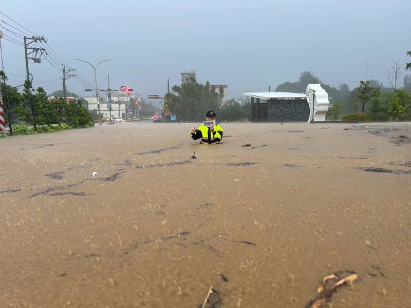 47年來首個登陸高雄颱風、暴雨狂灌北海岸成水鄉澤國