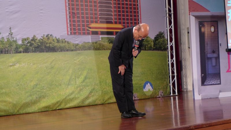 五度鞠躬感謝全台清潔員 蘇貞昌籌10億改善工作服、盥洗、機具