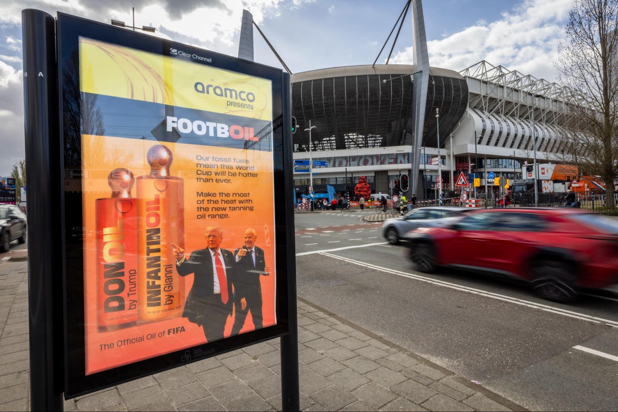 今年3月的世界盃熱身賽場外,Fossil Free Football更發布了一款惡搞的「FootbOil助曬油」。圖片來源:Fossil Free Football