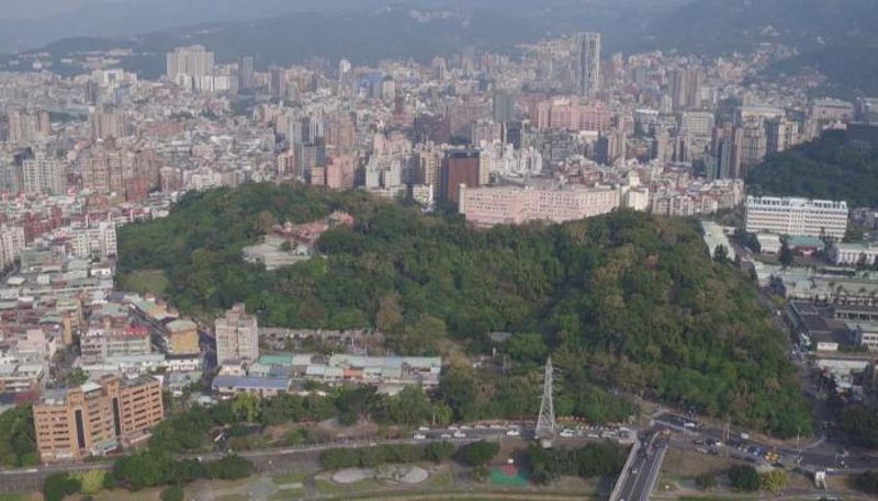 包圍芝山岩 高樓環繞綠地滅頂