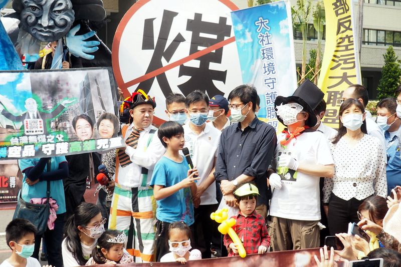 回應高雄反空污遊行 陳其邁：區域均衡發展 地方政府應承擔能源轉型責任