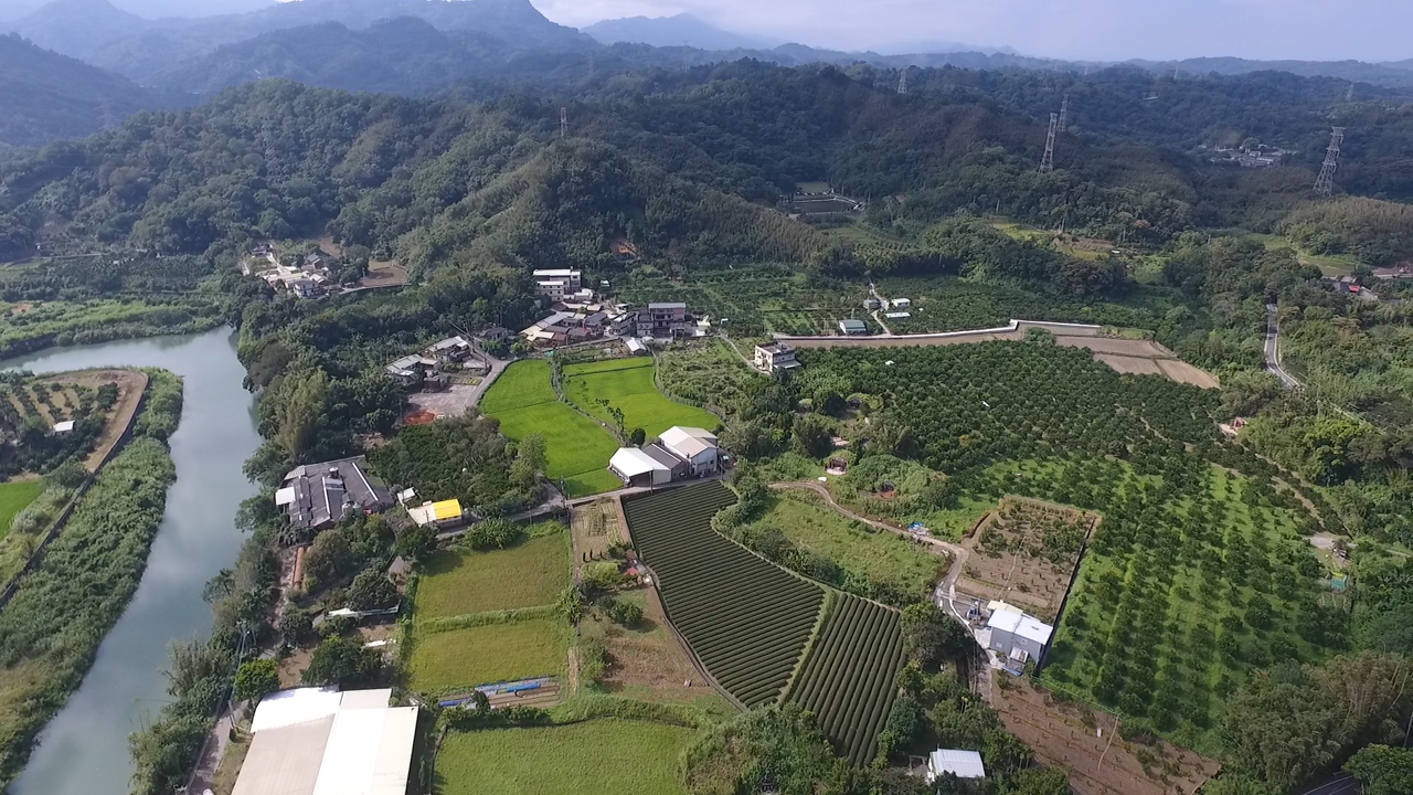 新竹峨眉山林與聚落景觀。對鄧君婷而言，這不只是成長的地方，更是承載記憶與文化的生活場域。圖片來源：鄧君婷 提供