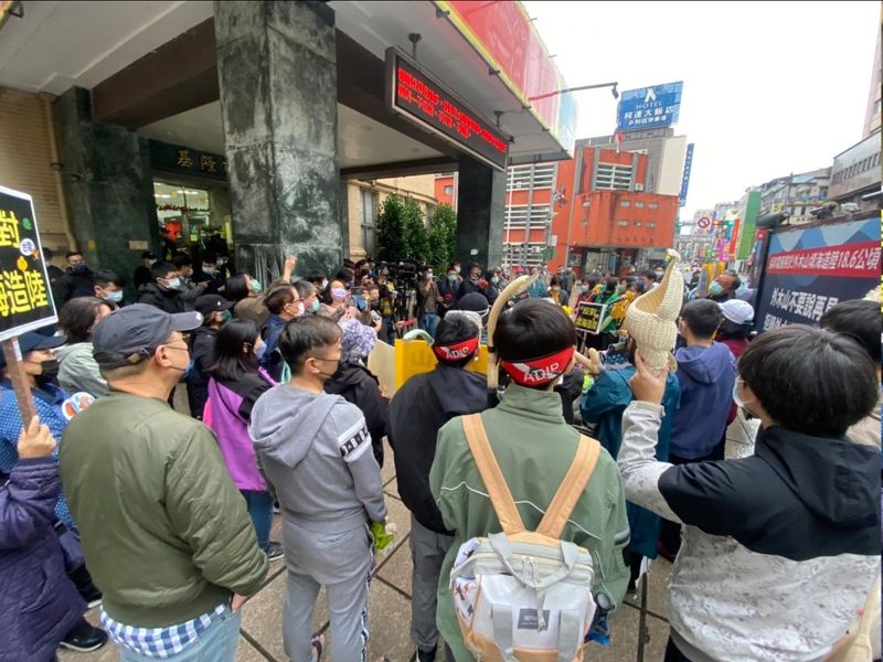 替珊瑚請命 外木山擬填海蓋四接 民團快閃包圍基隆市府