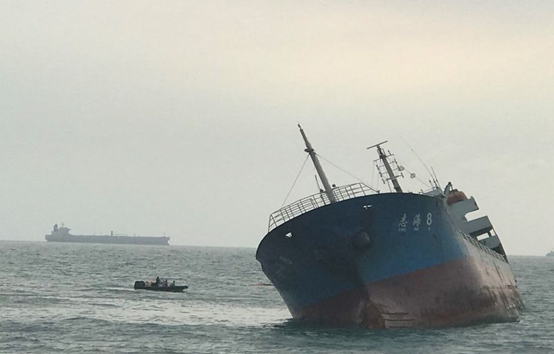 擱淺「志海8號」廢油水洩漏旗津海面 港務公司要求船東抽油預防污染