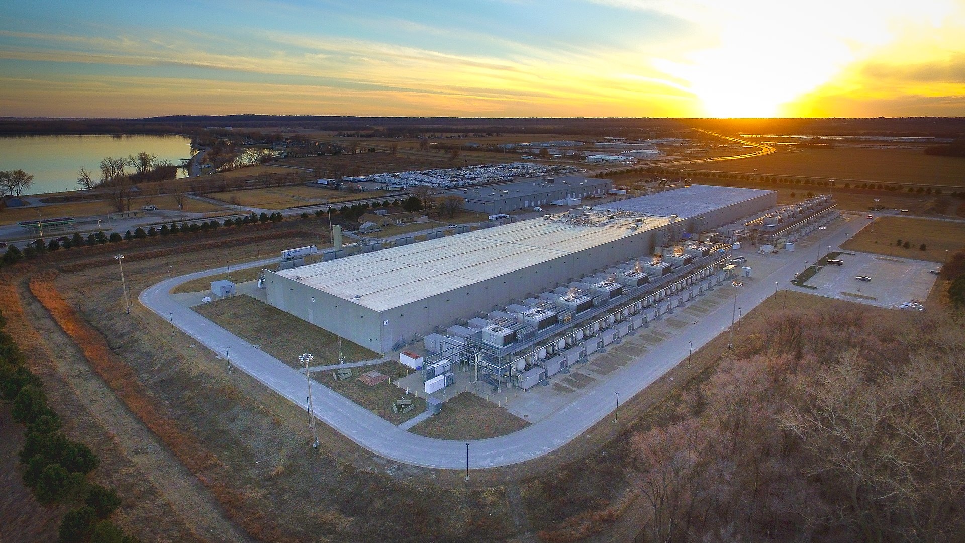許多為訓練高端AI模型而興建的資料中心,用電量堪比一個小城市,需要更龐大的能源基礎建設支撐所需。此外,當資料中心的需求超過供給,也會導致電價上漲。示意圖。圖片來源:Chad Davis/WikiCommons(CC BY 2.0)