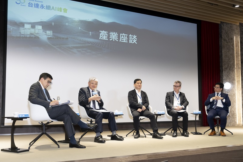 台達電7日舉辦55週年「永續AI峰會」。左起為SEMI全球行銷長暨台灣區總裁曹世綸、前台電副總、大園汽電共生董事長吳進忠、緯創資通技術長沈慶堯、國泰世華銀行副總經理温珍瀚、及台達台灣業務總經理張立業。圖片來源:台達電 提供