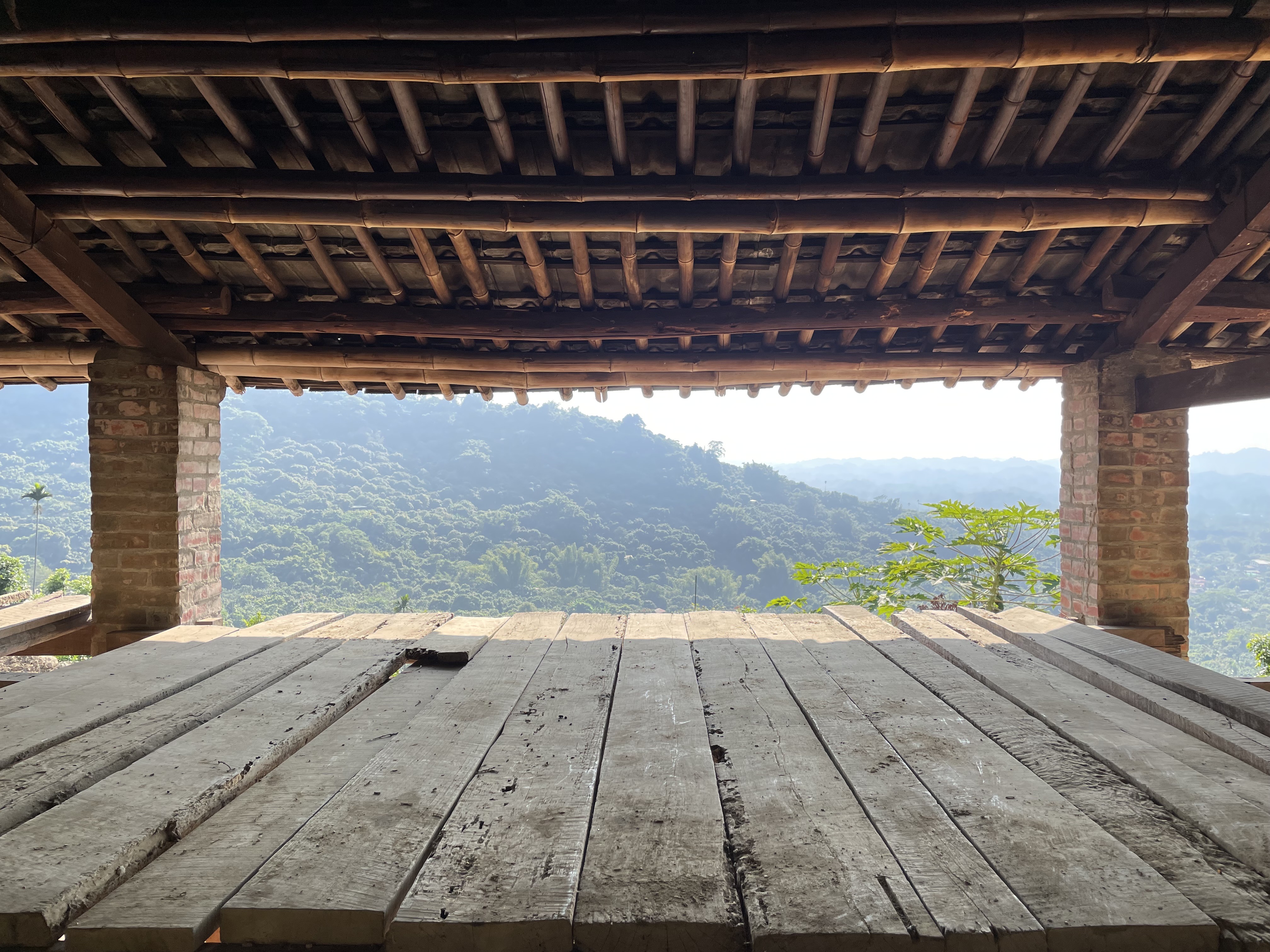 東山傳統「焙灶寮」是龍眼乾烘焙與農家生活共存的空間，承載地方百年龍眼文化記憶。圖片來源：仙湖休閒農場提供
