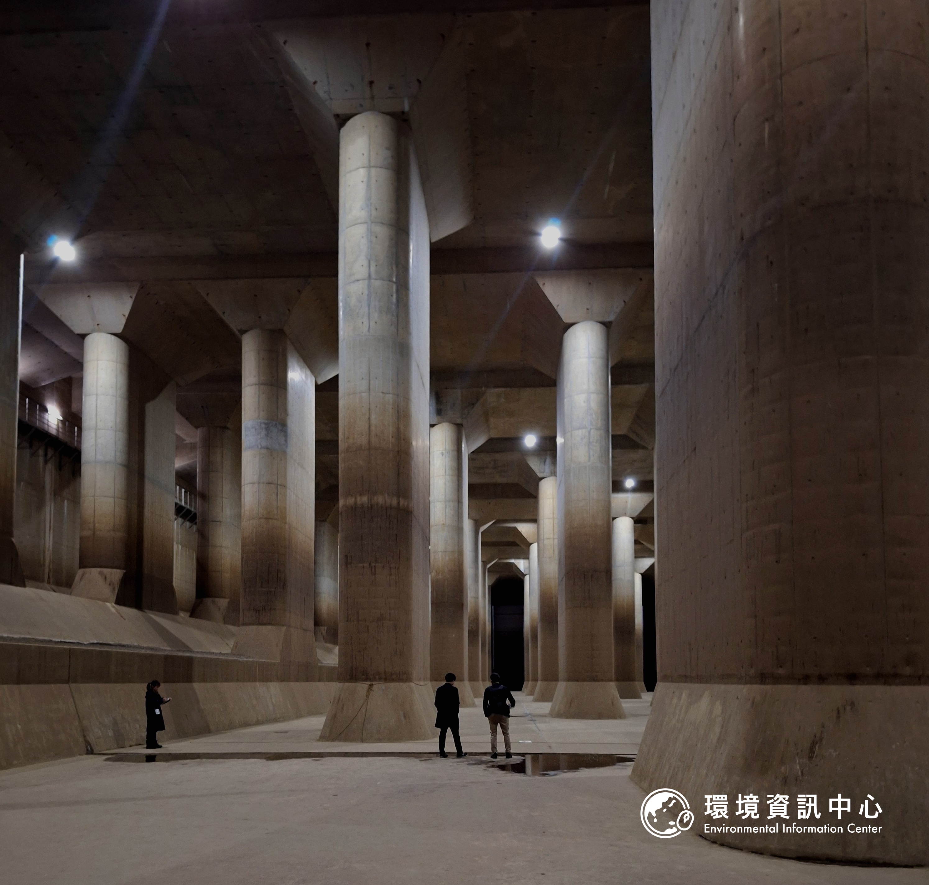 首都圈外圍排水道是為了解決當地水患，排水前的「調壓水槽」有地下神殿之稱。攝影：陳文姿