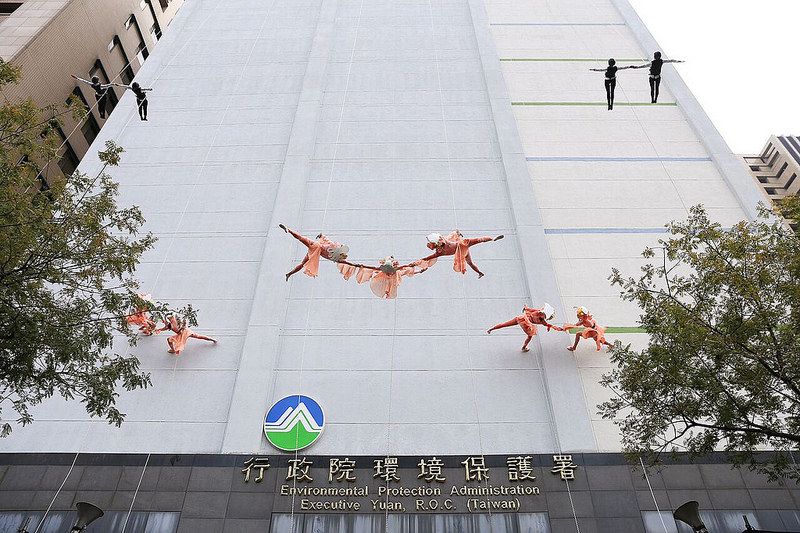 「空中垂直舞蹈」現身環署外牆 環團籲減塑為海洋請命