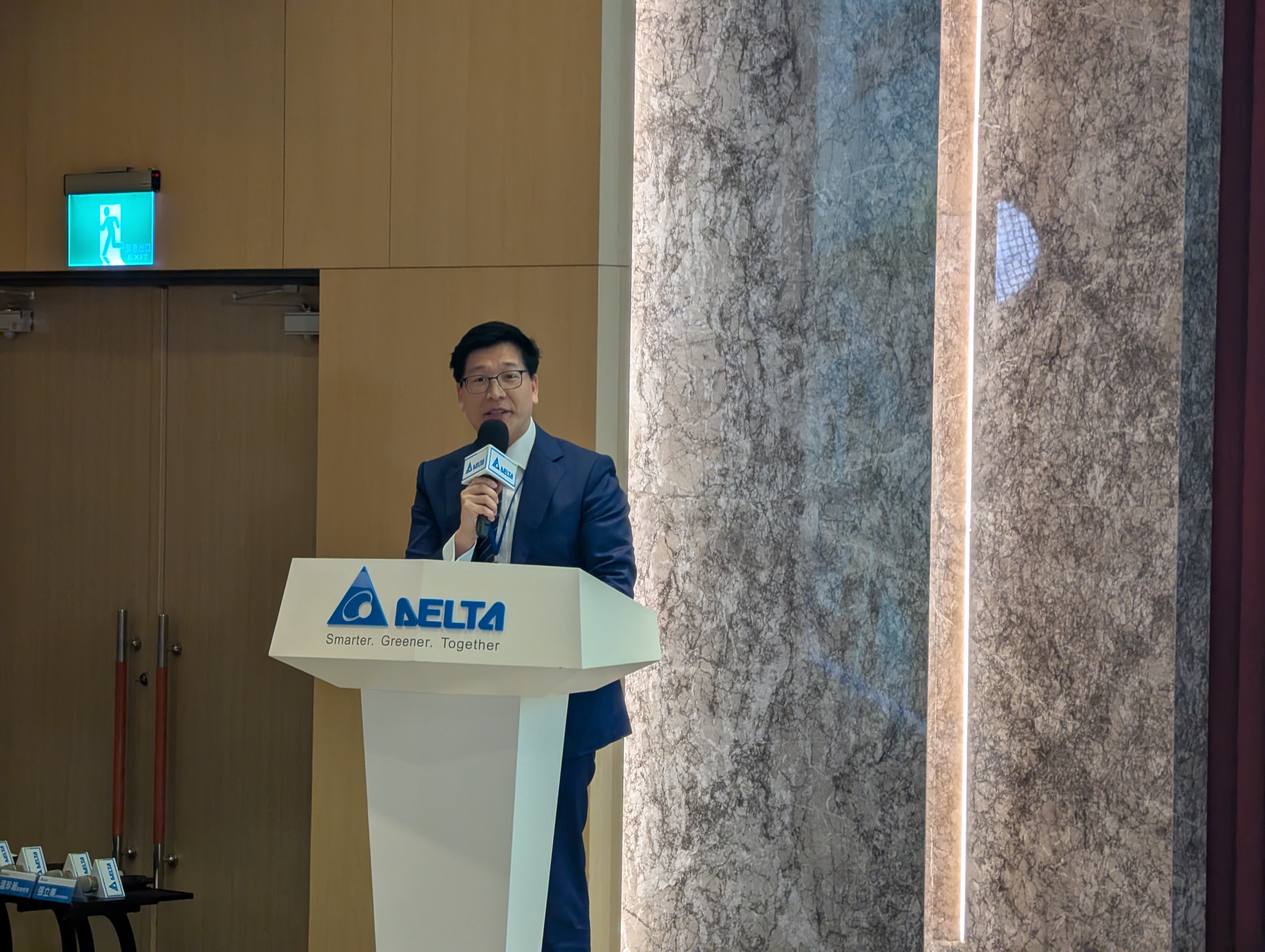 台達台灣業務總經理張立業表示,AI資料中心的表後微電網設備中,儲能不僅用作備用電力,更扮演平抑用電突波的緩衝角色,避免負載巨幅變化衝擊外部電網。攝影:陳昭宏
