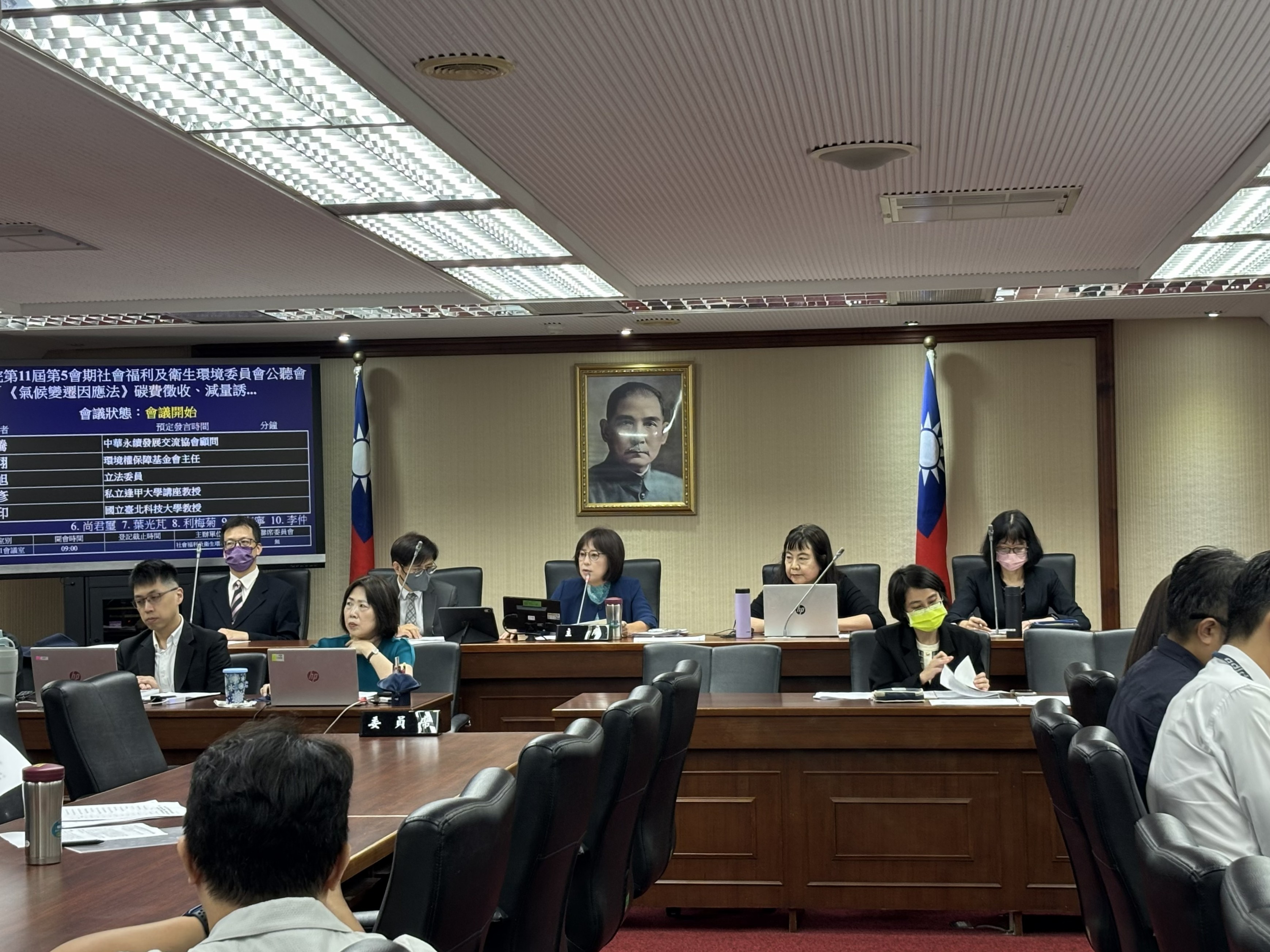 立法院衛環委員會12日舉辦《氣候變遷因應法》碳費徵收、減量誘因及溫室氣體管理基金運用制度公聽會。攝影:林昱妍