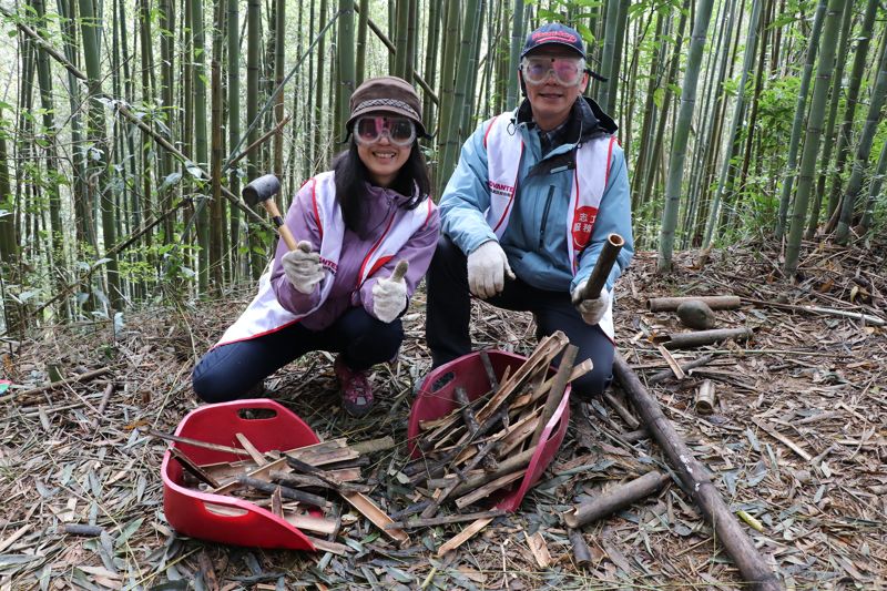 「在竹林工作好紓壓」愛德萬訪新竹鹿寮坑 化身志工護林除草