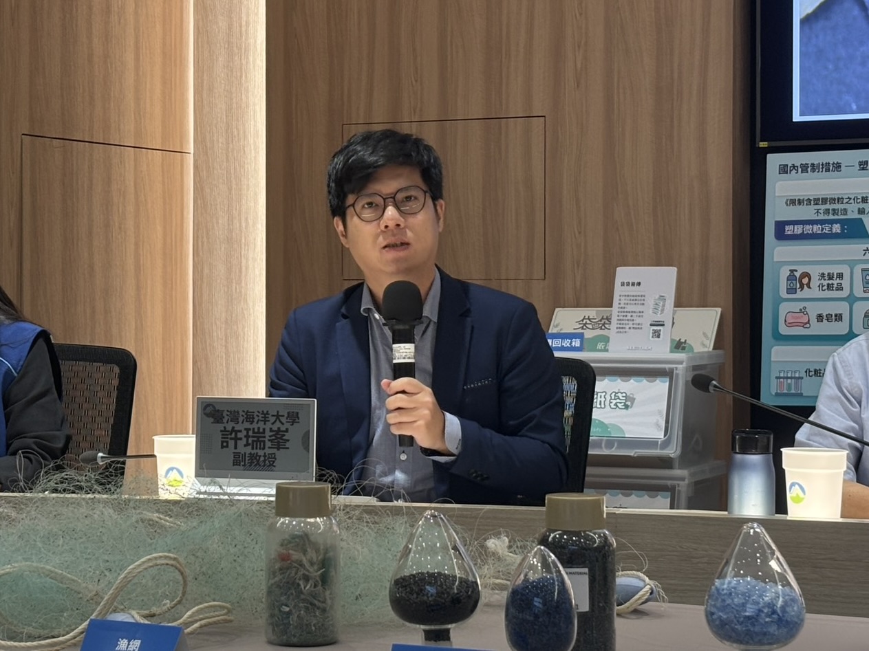 台灣海洋大學環態所副教授許瑞峯指出，塑膠微粒除了會隨著洋流水平擴散，也會與有機物纏繞形成團狀物，產生垂直傳輸，使原本低密度的塑膠微粒沈降至海底。攝影：林昱妍