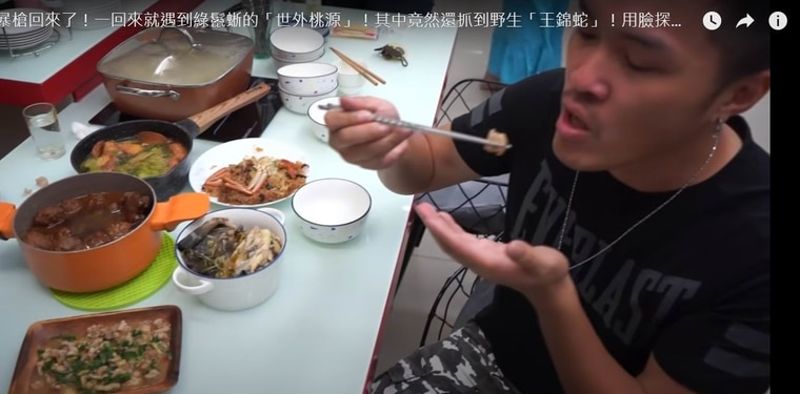 網紅抓王錦蛇吞下肚急道歉 南市府開罰最高30萬