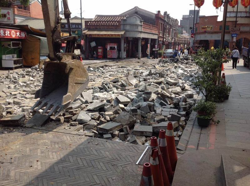 三峽百年老街文資驚險 招牌石板路、鑄鐵蓋拆除記