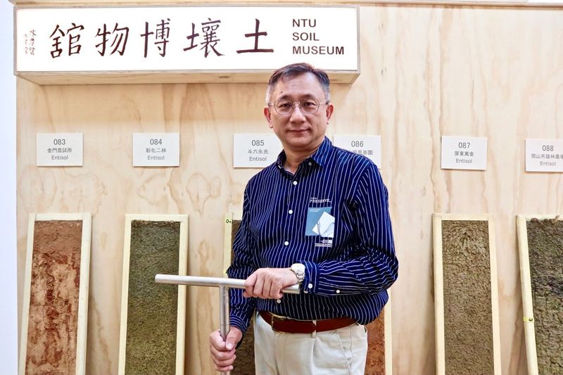 最接地氣的男子！「土壤館主」許正一走遍全台挖土，深掘土壤大學問也為農義診