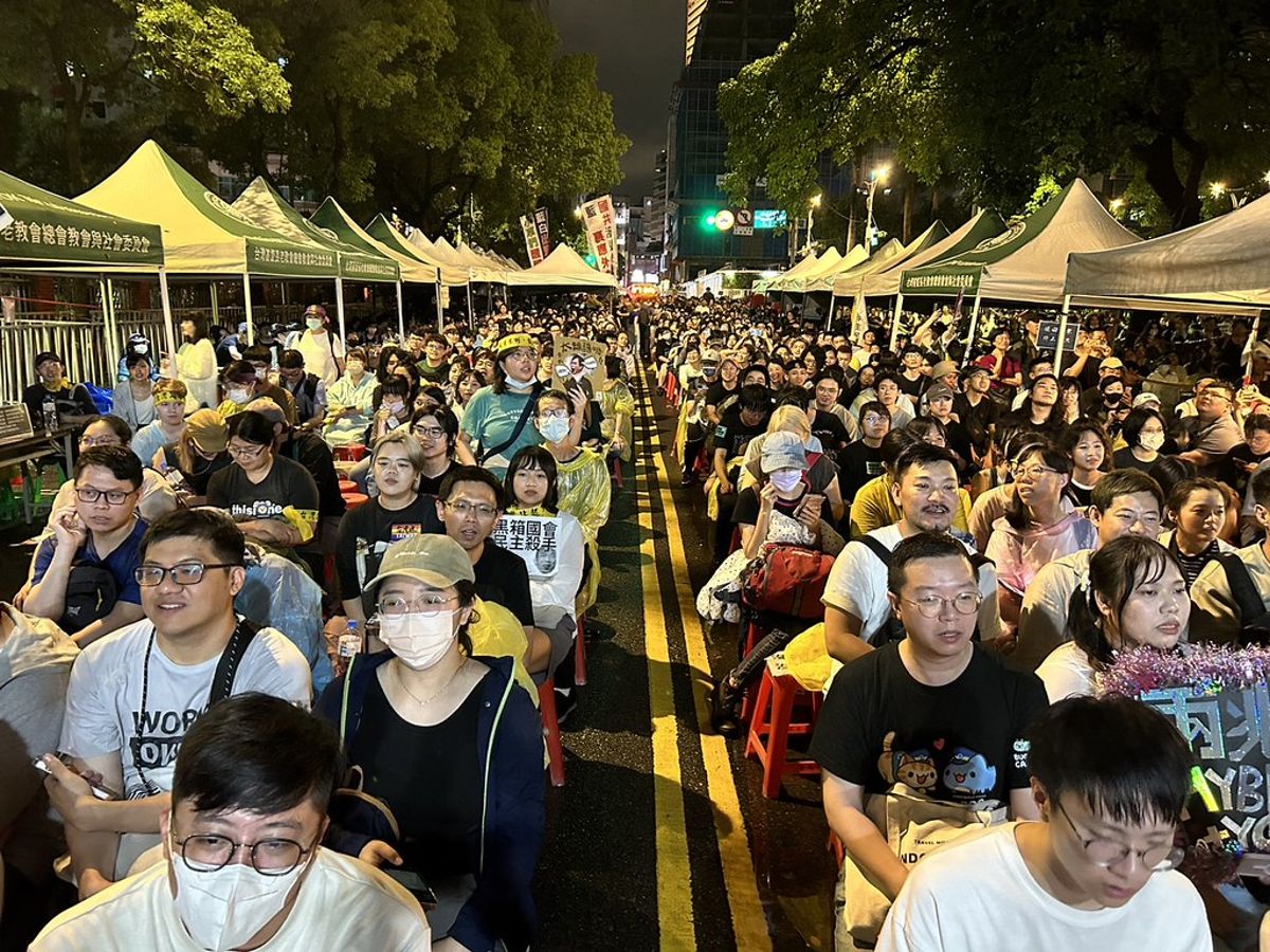 青島東路冒雨抗議的人們——原民青年、花蓮鄉親、共學親子，他們為何上街？
