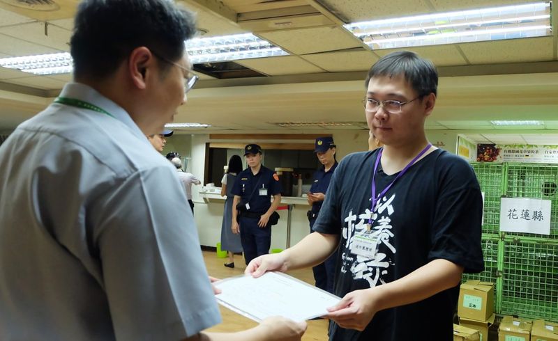 「不只一張黃士修」 重啟核四公投 37萬份連署書交中選會