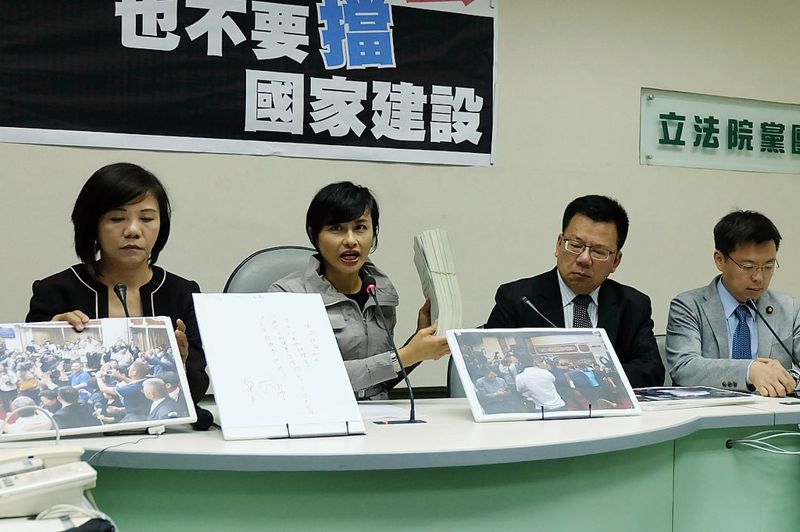 國民黨翻桌、潑水 民進黨「十分鐘」8800億前瞻條例通過初審