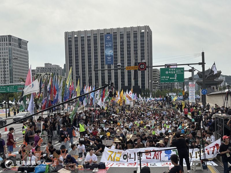 首爾街頭上演「冰河葬禮」 三萬勞工、農業、環團訴求氣候正義新世界