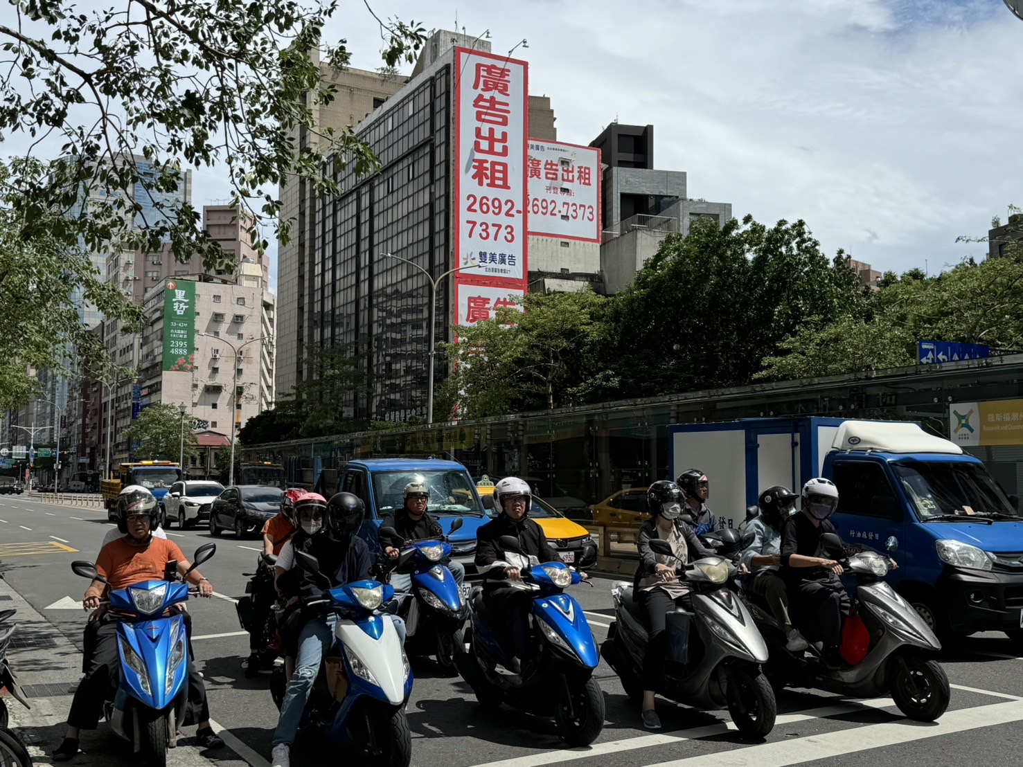 車輛排放的廢氣、輪胎的磨損甚至是煞車磨損產生的微粒，為國內大宗的空氣污染物來源。資料照。攝影：李蘇竣
