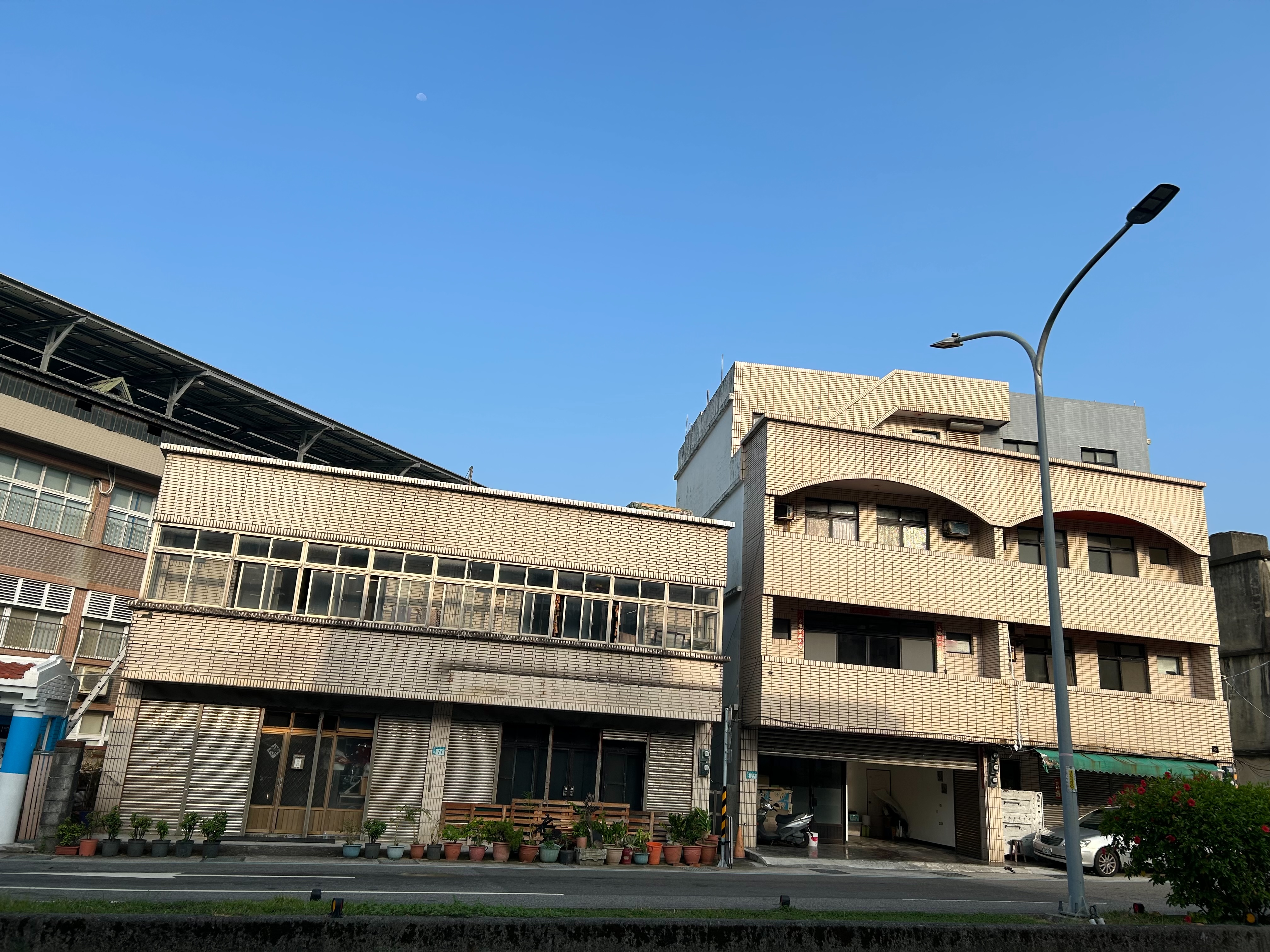 居民指出，在石門國小旁的民宅，上午7點多可見到周邊建築投影。照片來源：邱銘志提供