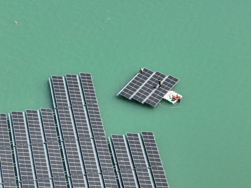 光電謠言不斷 七大公協會闢謠：水庫光電板只用清水洗