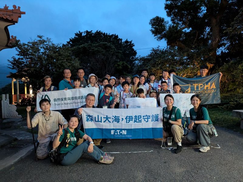 天母古道夜觀探索 在手電筒燈光下照亮環境守護的心意