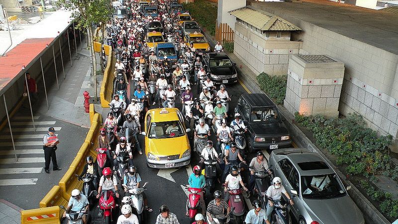 北市草擬宜居永續自治條例 限制燒烤、二行程機車引反彈