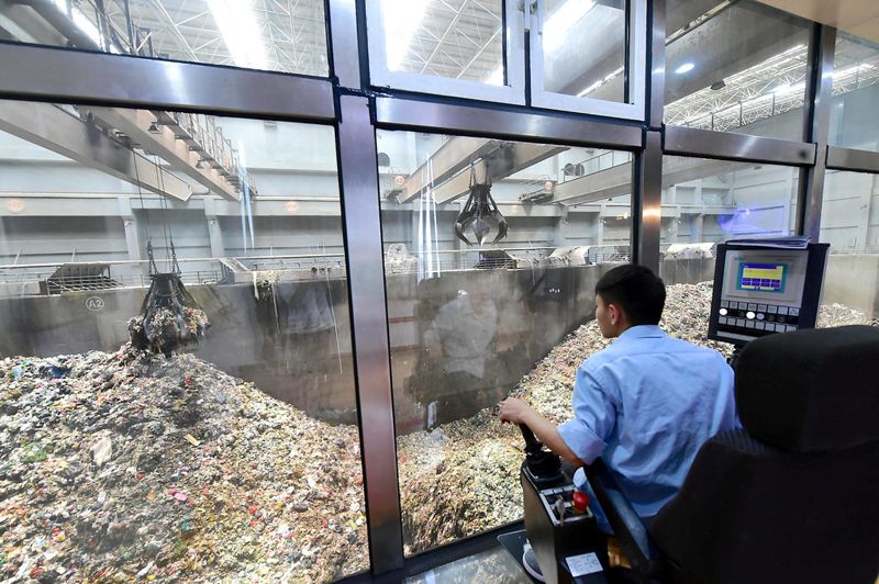 中國強制垃圾分類四週年：減量有成、焚化廠處境尷尬