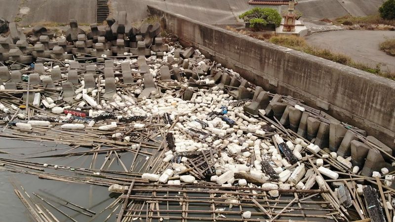 環保浮具行不行？ 蚵棚種出保麗龍海廢 首屆「蚵客松」探討減塑新蚵技